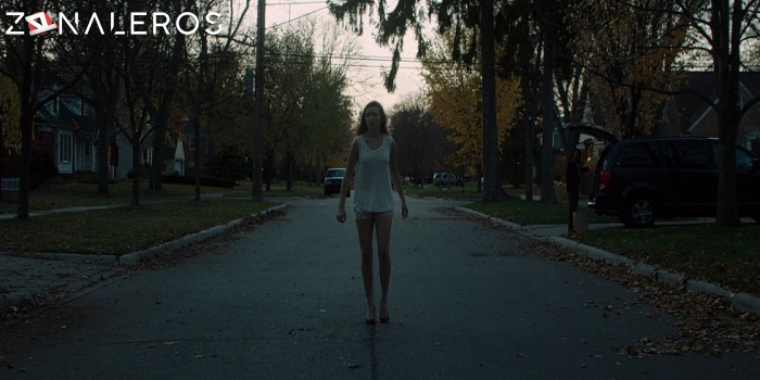 bajar Está detrás de ti